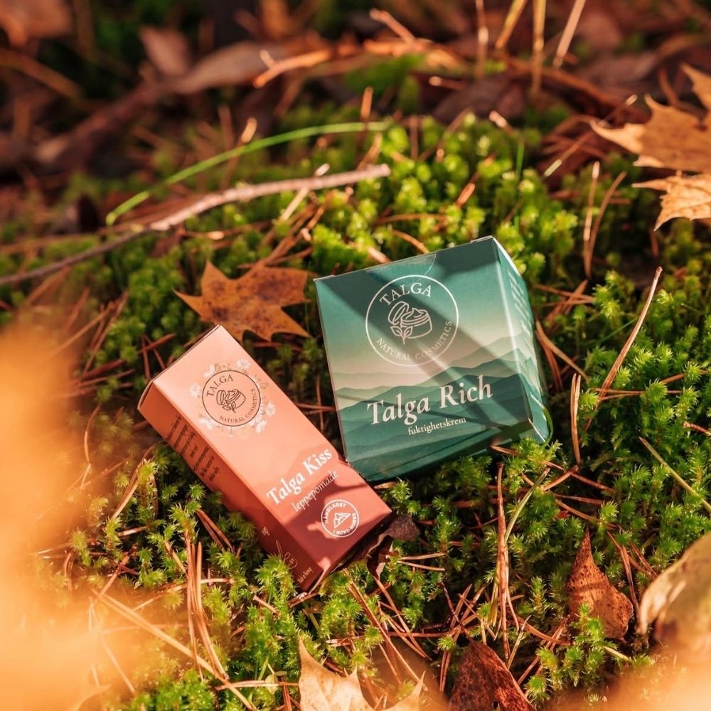 Talga Rich og Talga Kiss plassert i norsk natur, omgitt av mose og berg – naturlige talgbaserte hudpleieprodukter laget i Nord-Norge.