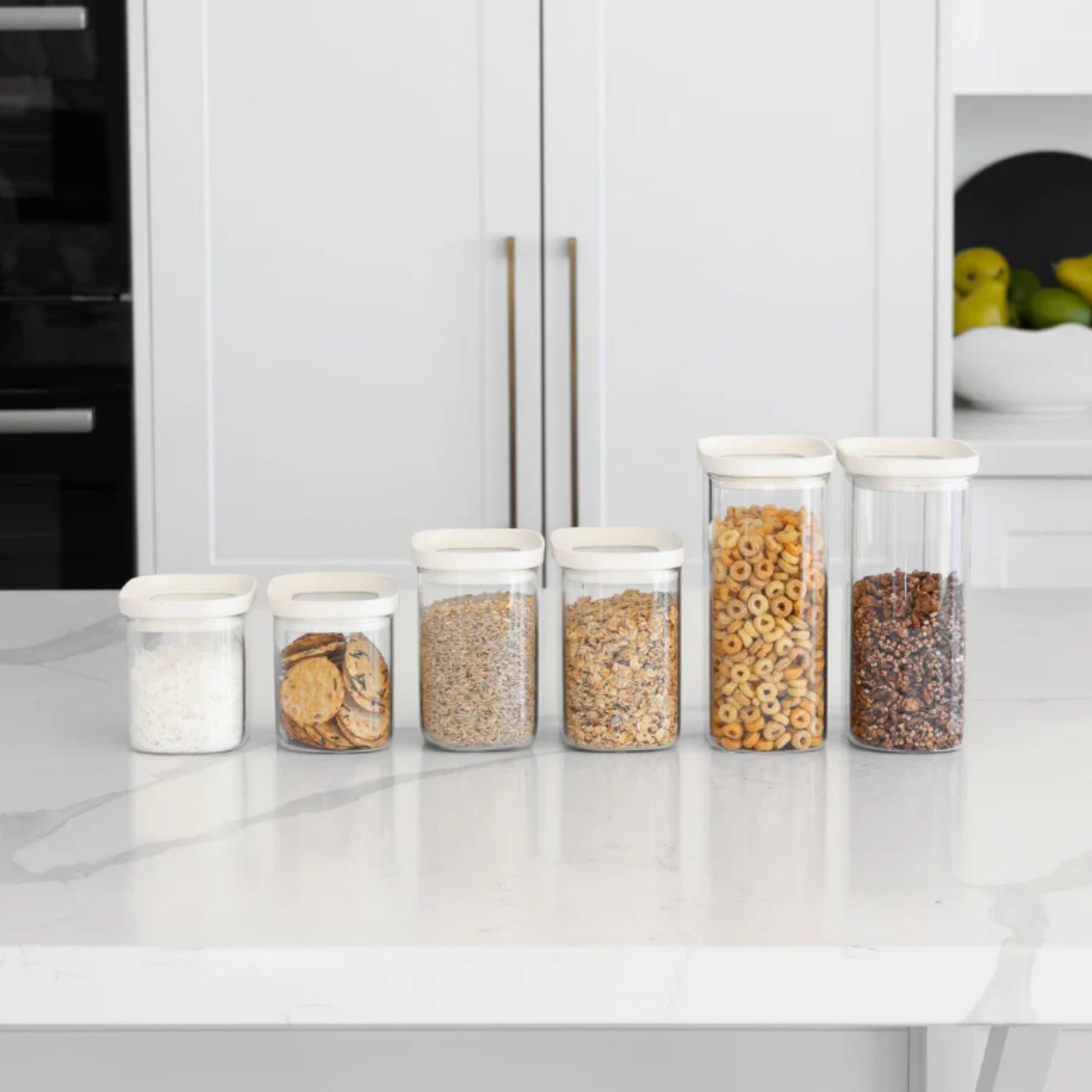 Organisert kjøkkenskap med Tallow pantry glassbeholdere i ulike størrelser.