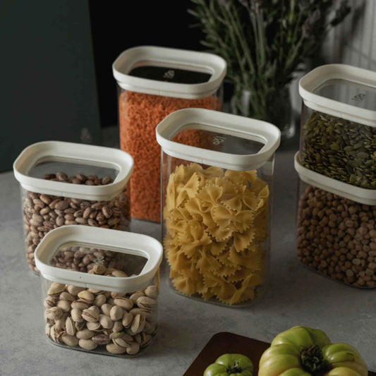Tallow Pantry glassbeholdere med glasslokk i borosilikatglass fylt med pasta, linser, bønner og nøtter til plastfri oppbevaring av tørrvarer.