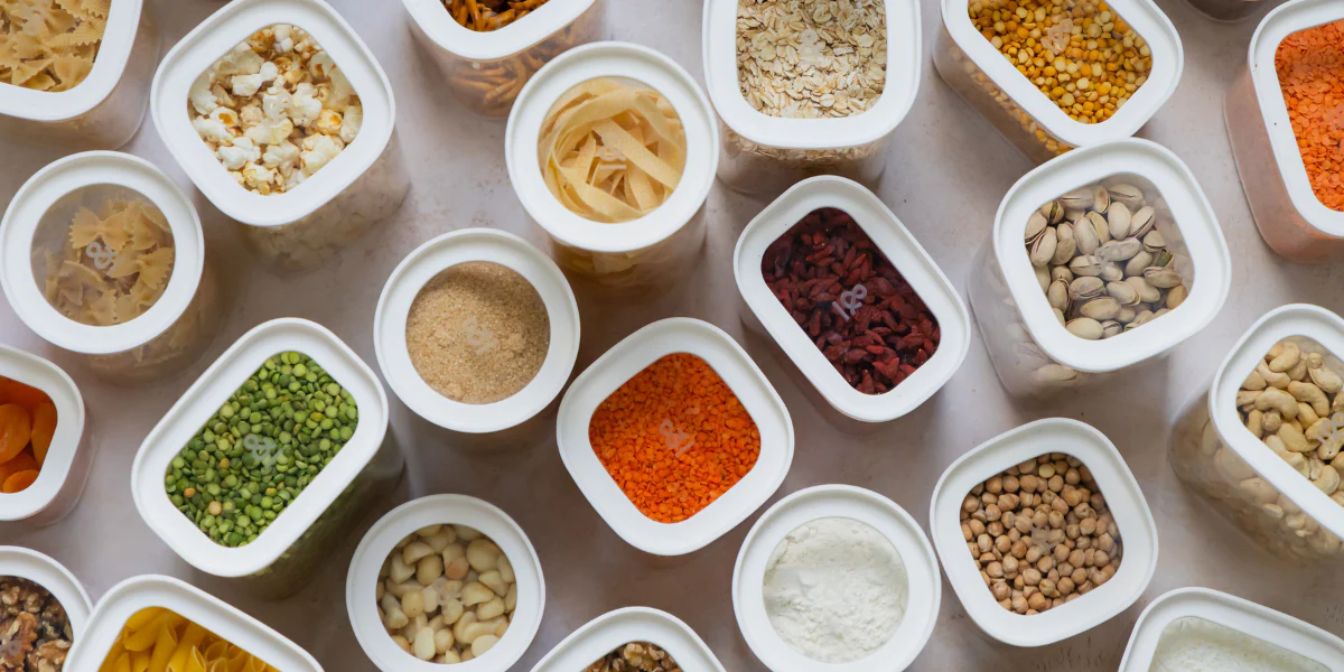 Sunnere Hjem Tallow Pantry glassbeholdere fylt med tørre varer som pasta, linser, nøtter og frø – plastfri og organisert oppbevaring i borosilikatglass.