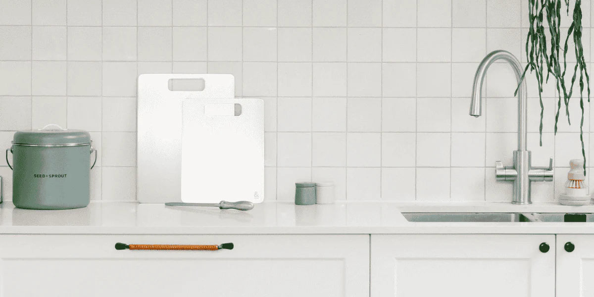 Skjærebrett i titan fra Seed & Sprout plassert på kjøkkenbenk i lyst og minimalistisk kjøkken