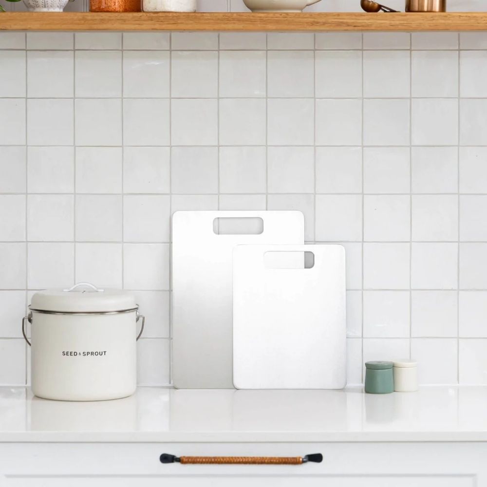 Plastfritt skjærebrett i titan på kjøkkenbenk, to størrelser i et lyst og minimalistisk kjøkken
