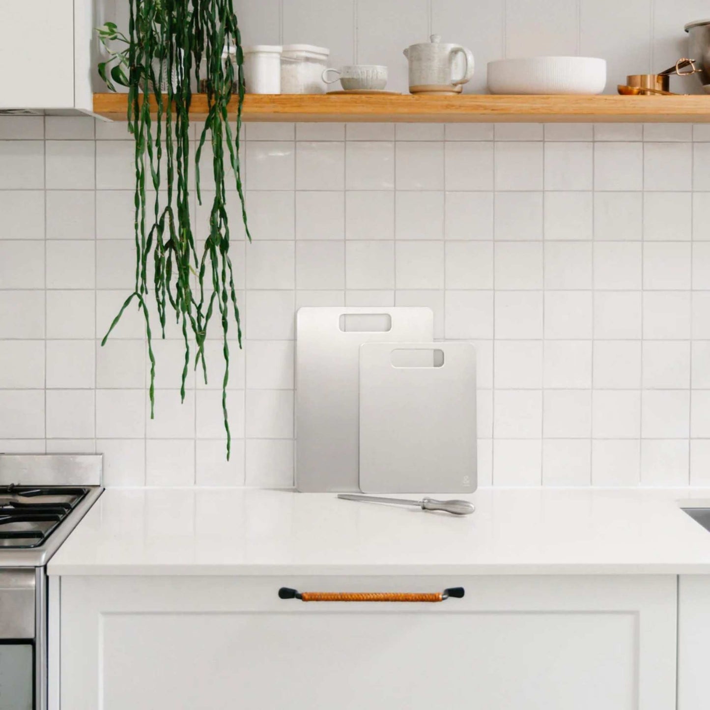 Titanium skjærefjøl på kjøkkenbenk i et minimalistisk kjøkken, plastfritt og hygienisk alternativ