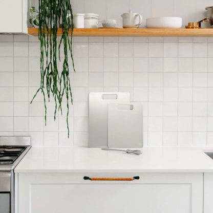 Titanium skjærefjøl på kjøkkenbenk i et minimalistisk kjøkken, plastfritt og hygienisk alternativ