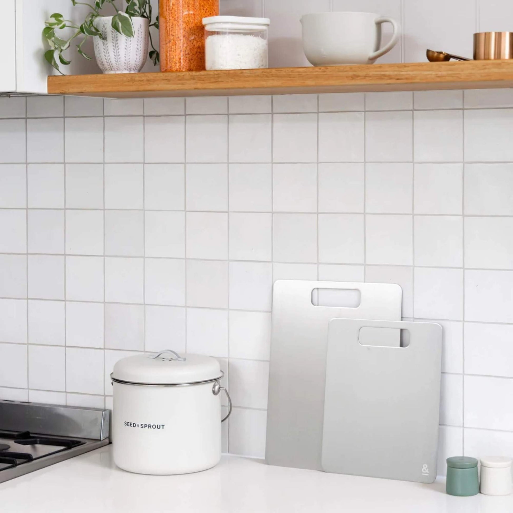 Titanium skjærefjøler fra Seed & Sprout på kjøkkenbenk, hygienisk og plastfritt alternativ til matlaging