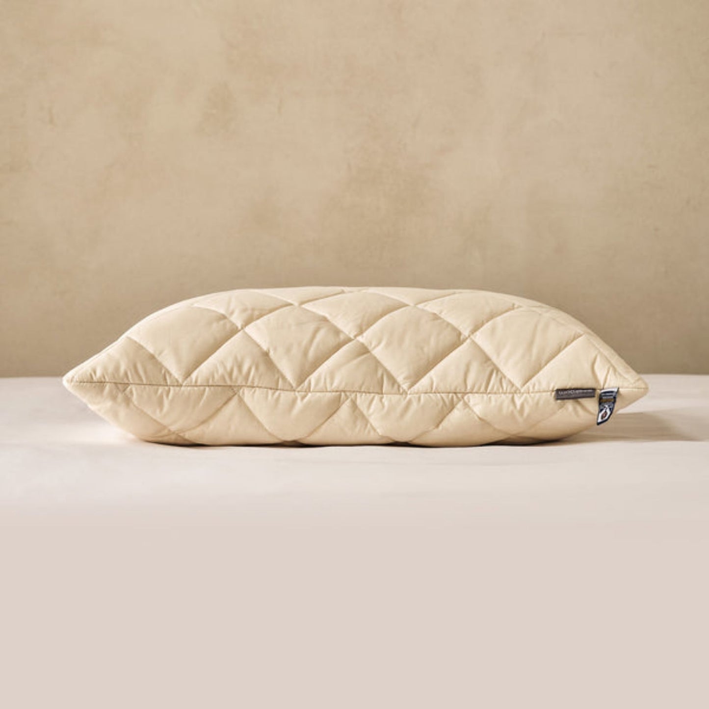 Deluxe vaskbar ullpute 50 x 70 cm fra Woolroom i quiltet økologisk bomull, vist i naturlig sovemiljø