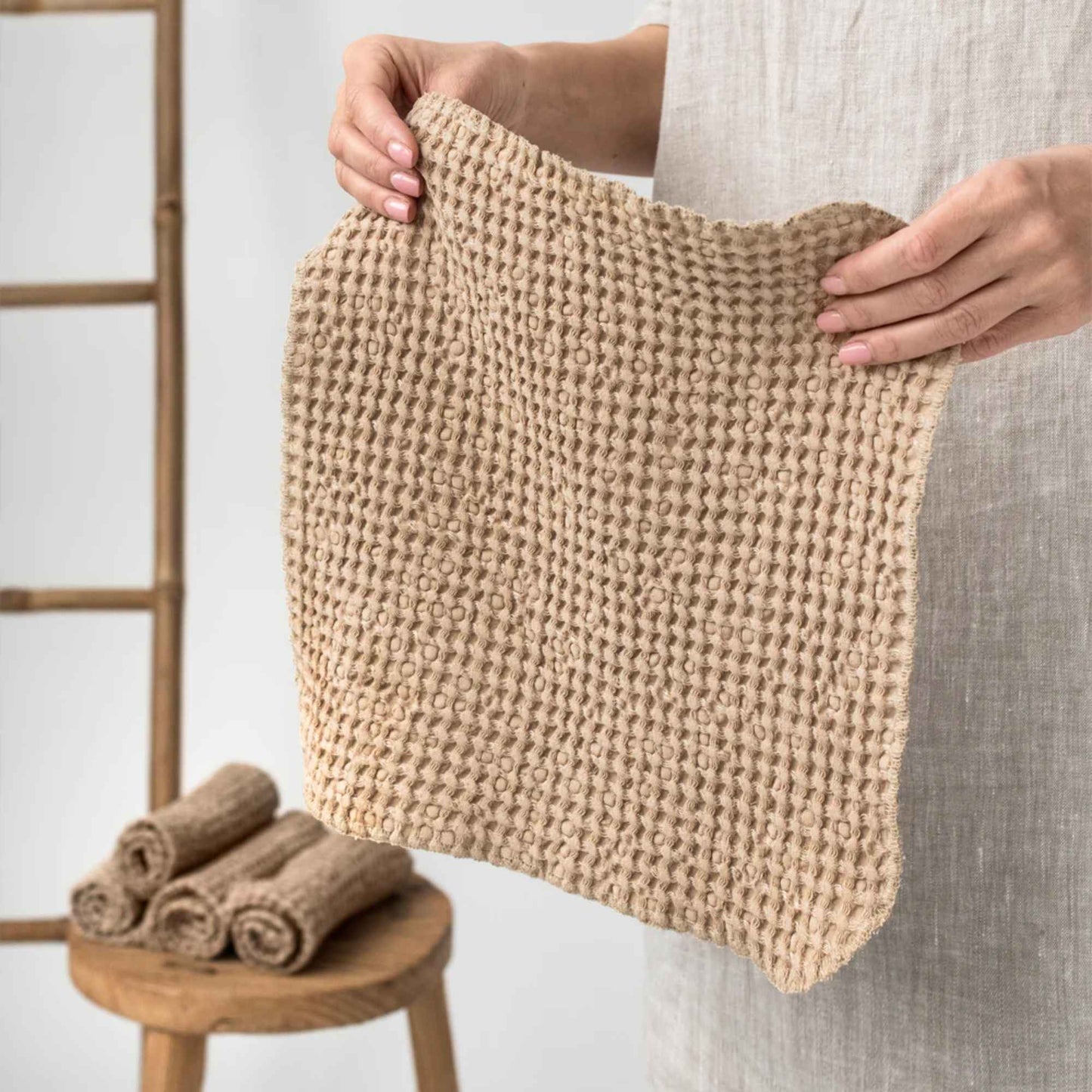 Nærbilde av beige vaffelvevd ansiktsklut i steinvasket lin og bomull