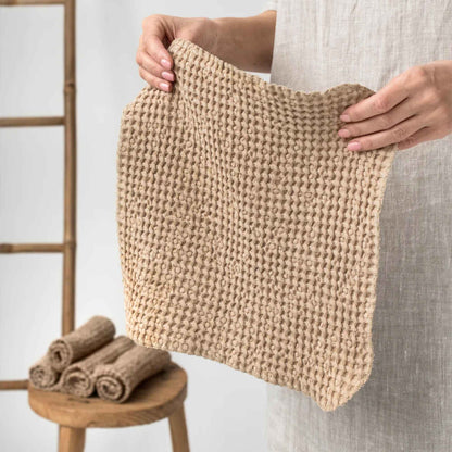 Nærbilde av beige vaffelvevd ansiktsklut i steinvasket lin og bomull