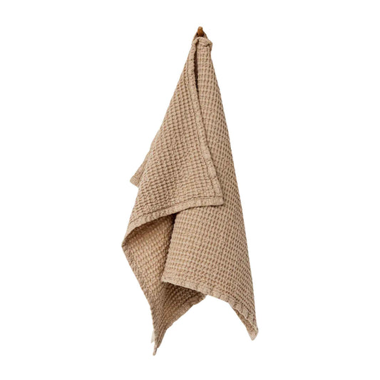Beige waffle kjøkkenhåndkle i 53 % lin og 47 % bomull, hengende på krok. OEKO-TEX®-sertifisert og hurtigtørkende.