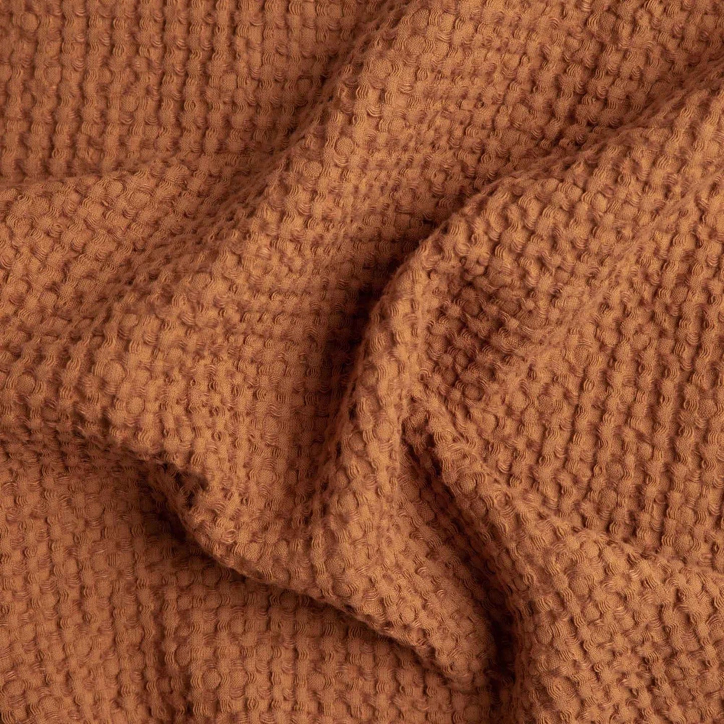 Nærbilde av vaffelvevd håndkle i kanelbrun (Cinnamon), laget av 53 % lin og 47 % bomull, som fremhever den myke teksturen og vaffelstrukturen.