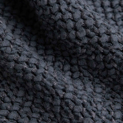 Nærbilde av mørkegrått (Dark Grey) vaffelvevd håndkle i 53 % lin og 47 % bomull, som fremhever den myke teksturen og vaffelstrukturen.