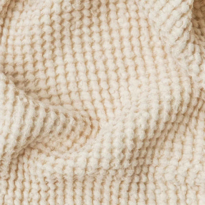 Nærbilde av naturhvitt (Vanilla) vaffelvevd håndkle i 53 % lin og 47 % bomull, som fremhever den myke teksturen og vaffelstrukturen.