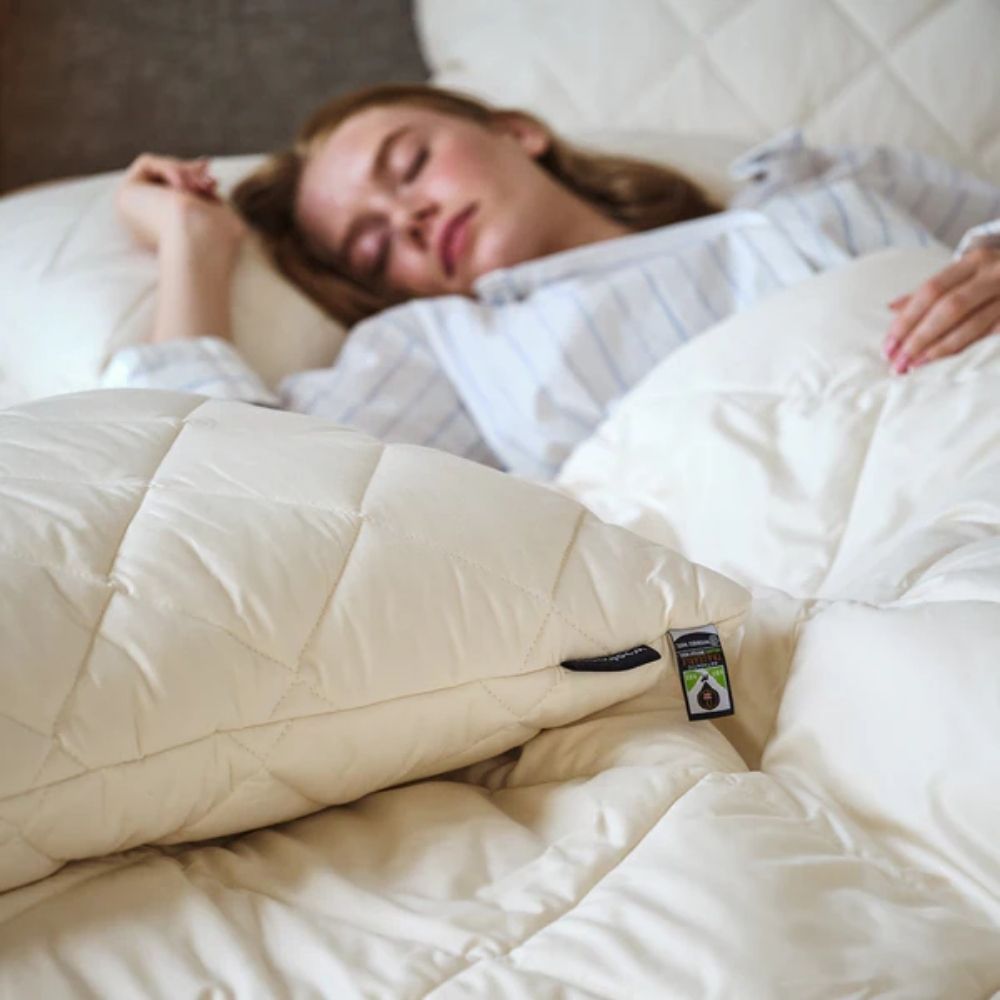 Vaskbar ullpute 50x70 fra Woolroom brukt i naturlig sovemiljø