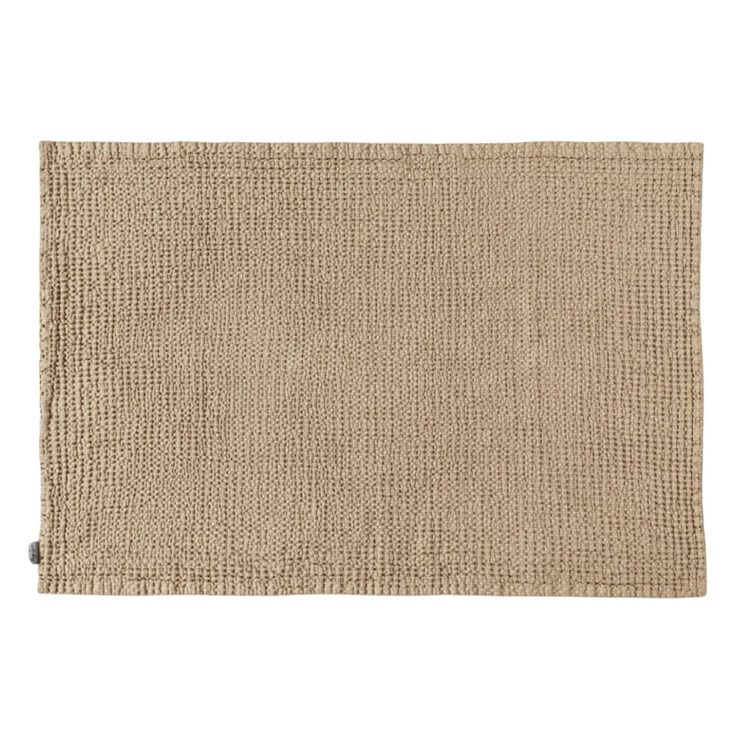  Badematte i beige med vaffelstruktur, laget av lin – et naturlig og pustende valg for et sunnere baderomsmiljø.