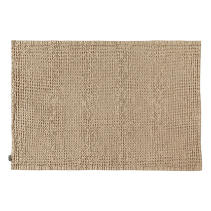  Badematte i beige med vaffelstruktur, laget av lin – et naturlig og pustende valg for et sunnere baderomsmiljø.