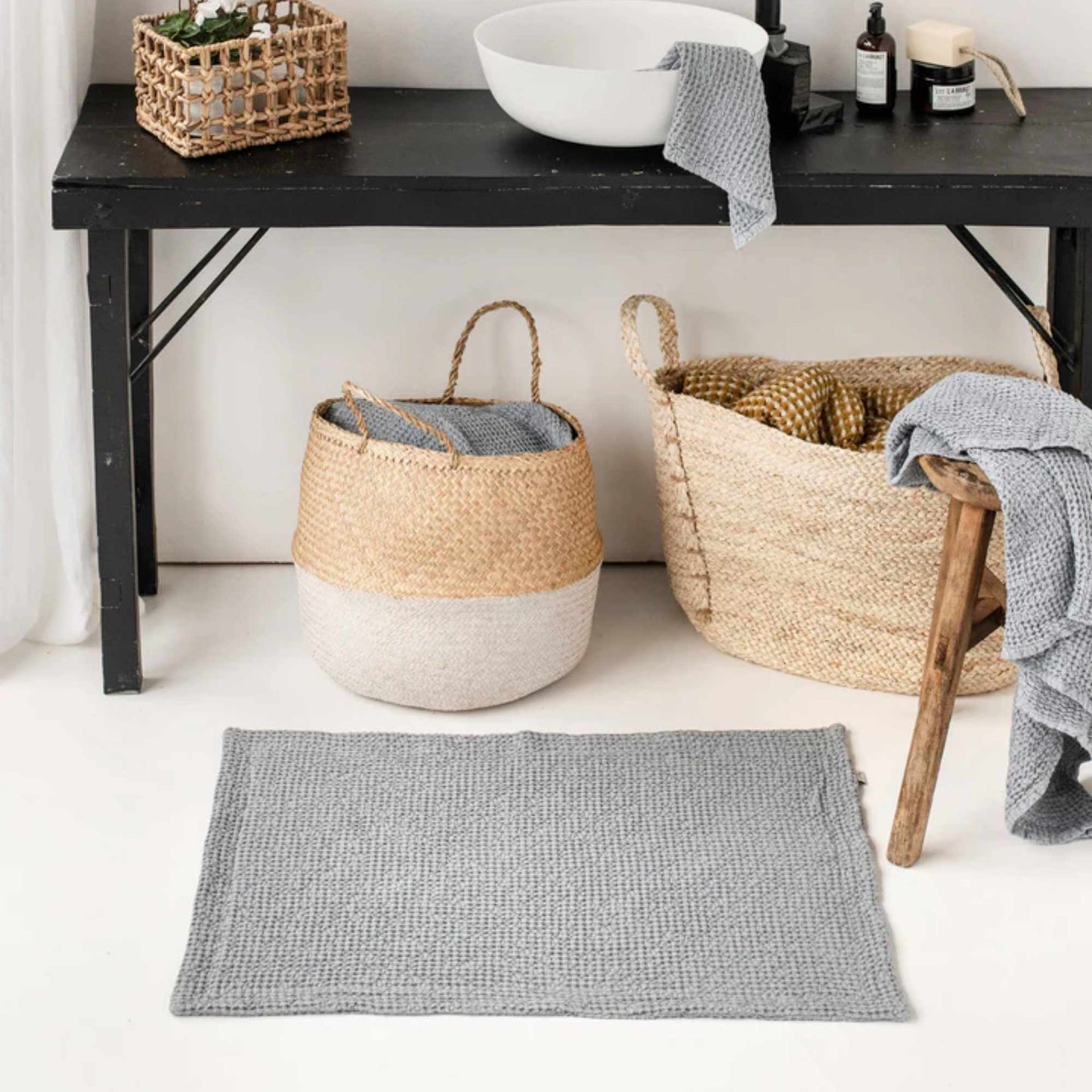 Lys grå “waffle” bade­matte fra MagicLinen – laget i høykvalitets lin/blanding og håndverk for et stilrent og bærekraftig baderom.