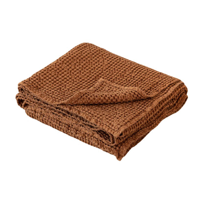 Brettet waffle-pledd i lin og bomull i fargen cinnamon fra MagicLinen, vist på hvit bakgrunn som hovedproduktbilde.