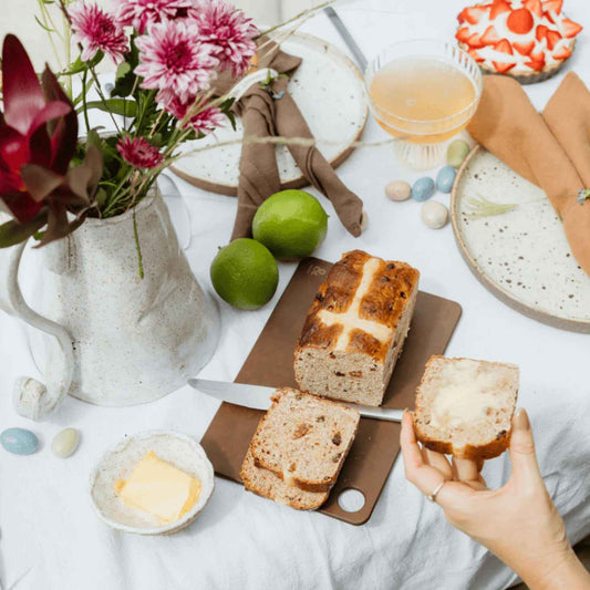 Wood fibre skjærebrett fra Seed & Sprout brukt til å skjære og servere brød på kjøkkenet, et alternativ til plastskjærebrett.