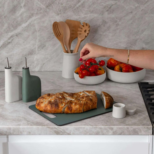 Wood Fibre skjærefjøl i eucalyptus grønn brukt til brød på kjøkkenbenk, FSC-sertifisert trefiber fra Seed & Sprout