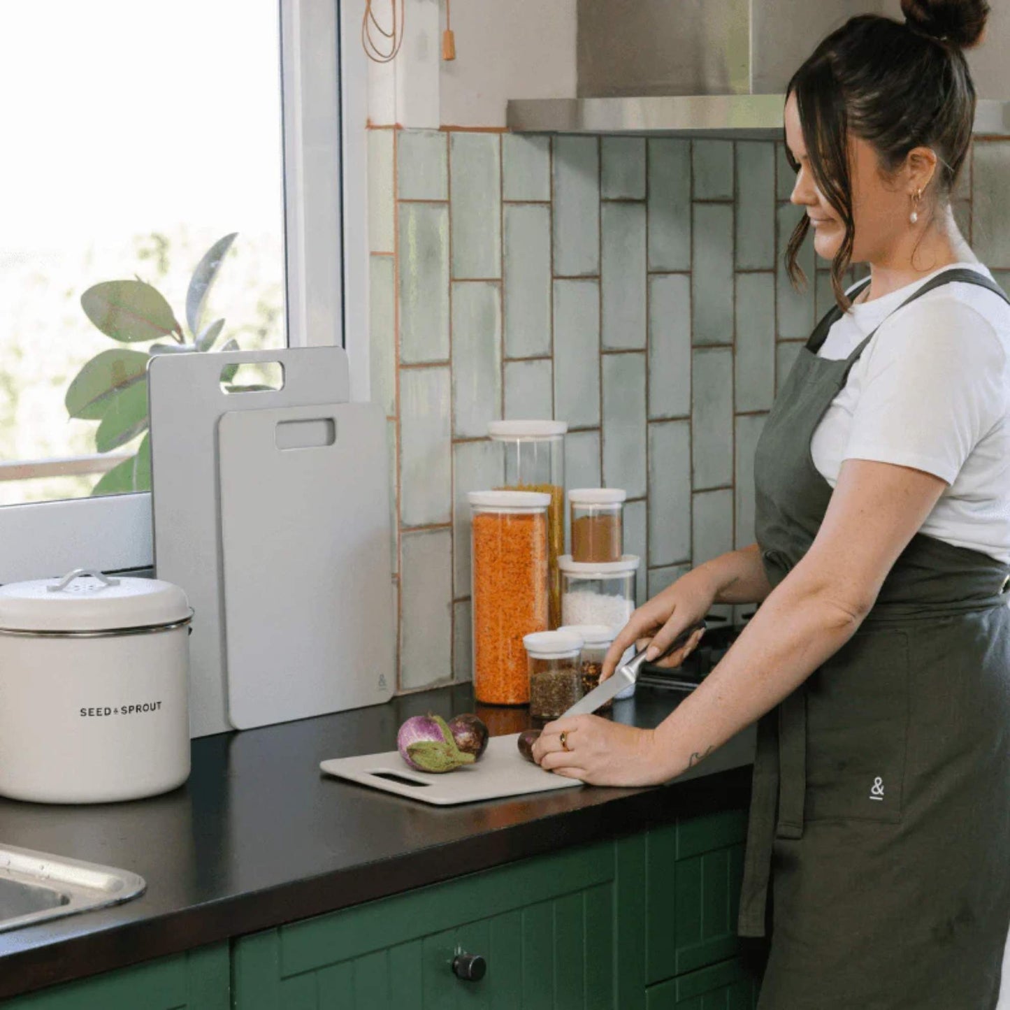 Wood fibre skjærefjøl fra Seed & Sprout i bruk på kjøkkenet ved kutting av grønnsaker. Et hygienisk og slitesterkt alternativ til plast- og trebrett for daglig matlaging.