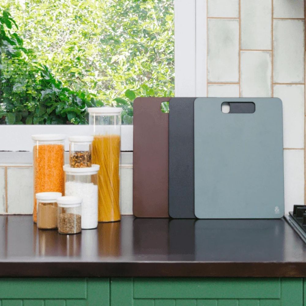 Tre Wood Fibre skjærefjøler i ulike farger plassert på kjøkkenbenk, tynne og lette skjærefjøler for oversiktlig matlaging