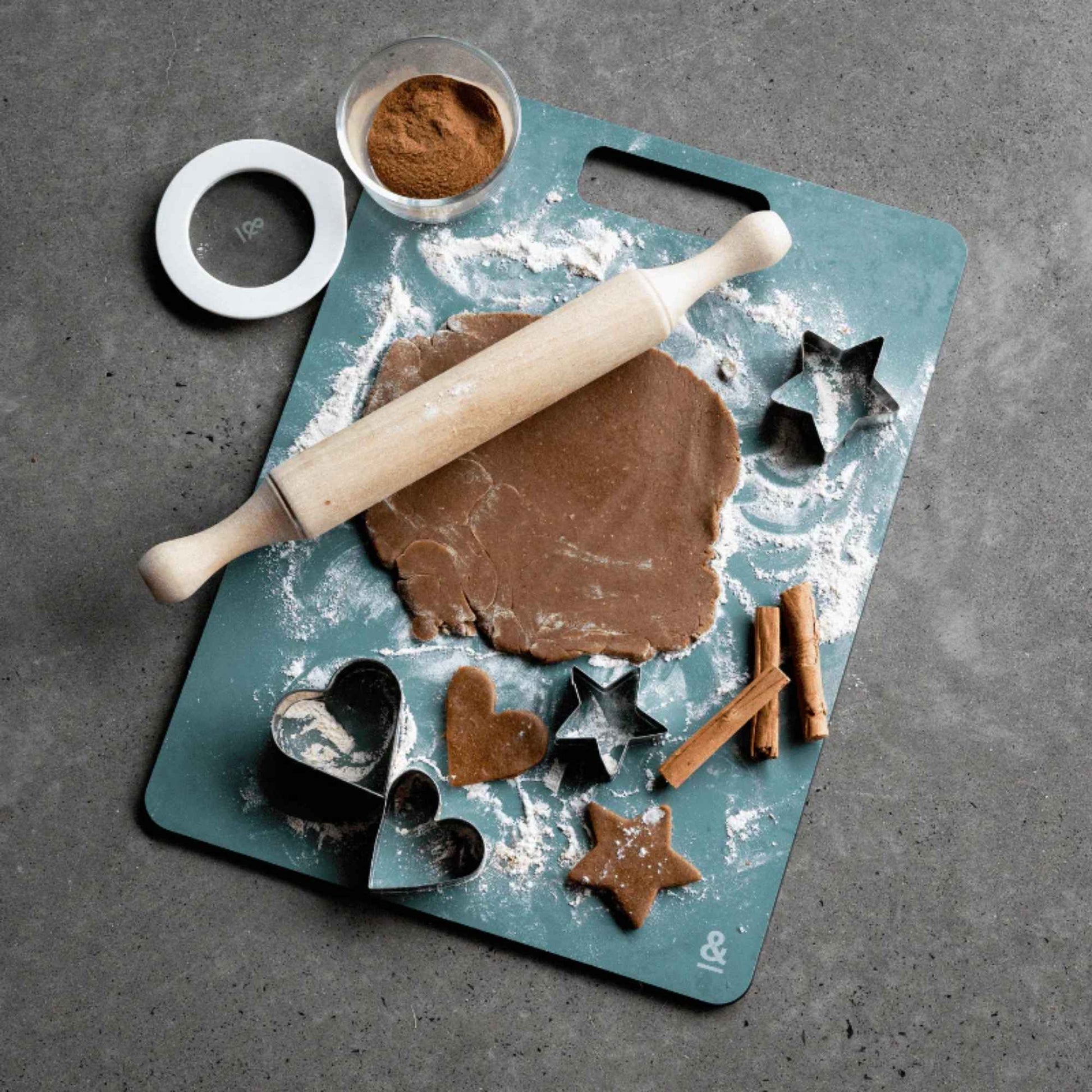 Wood fibre skjærefjøl brukt til baking med deig, kjevle og utstikkere