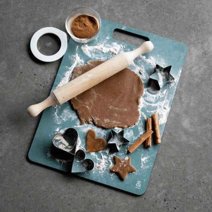 Wood fibre skjærefjøl brukt til baking med deig, kjevle og utstikkere