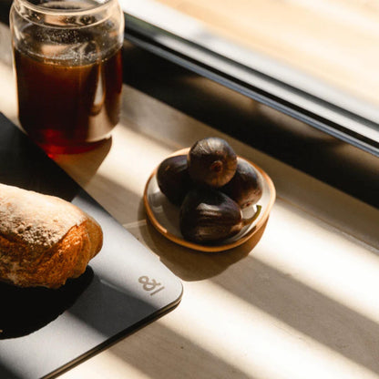 Wood fibre skjærefjøl brukt til servering av brød på kjøkkenbenk