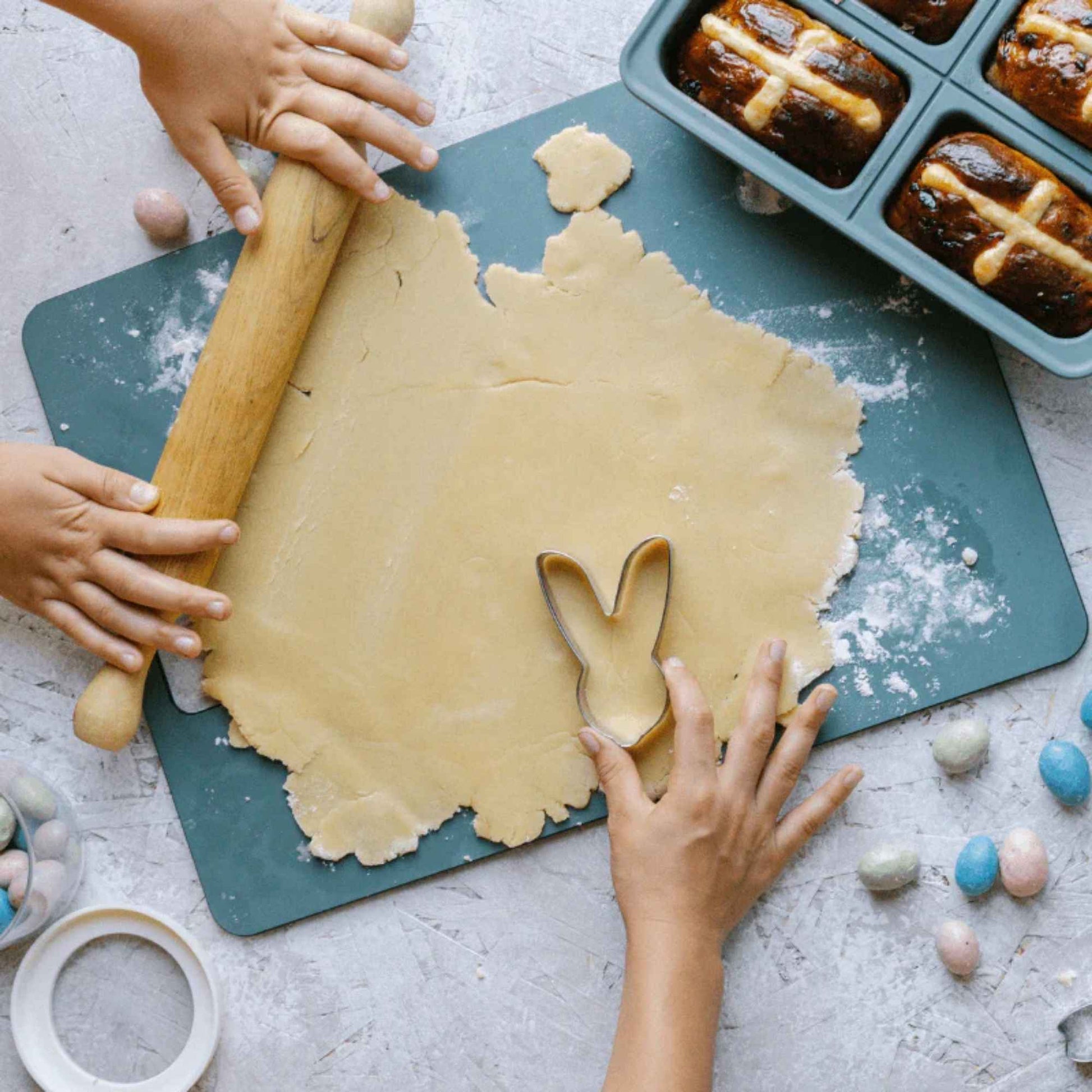 Wood fibre skjærefjøl i fargen Eucalyptus brukt til å kjevle og forme deig.