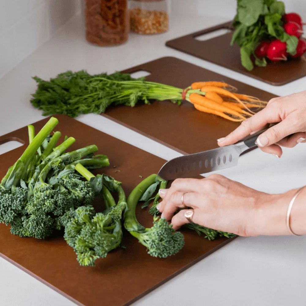 Skjærefjøl i wood fibre brukt til kutting av grønnsaker på kjøkkenbenk