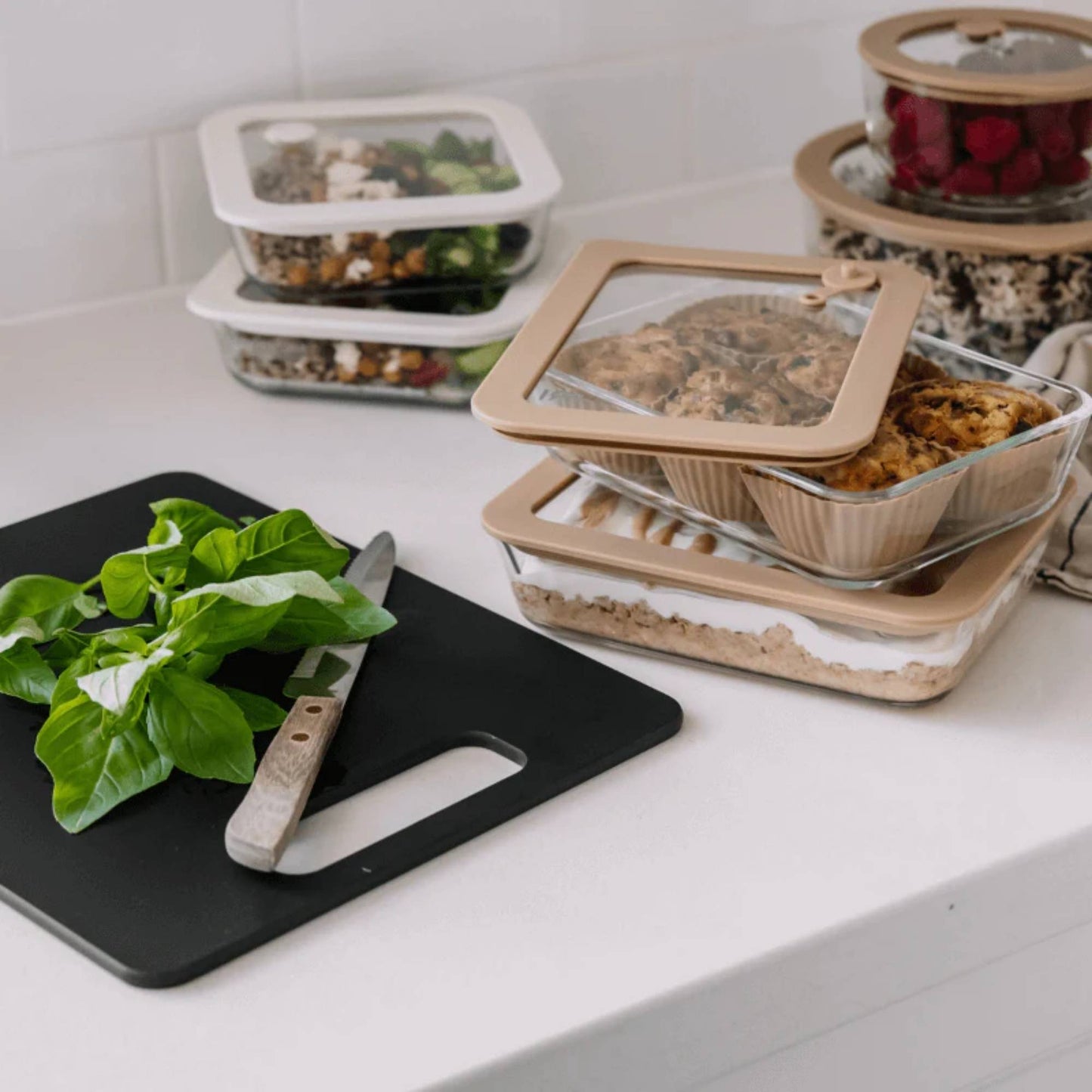 Wood fibre skjærefjøl i fargen Liquorice brukt til å kutte basilikum på kjøkkenbenk.