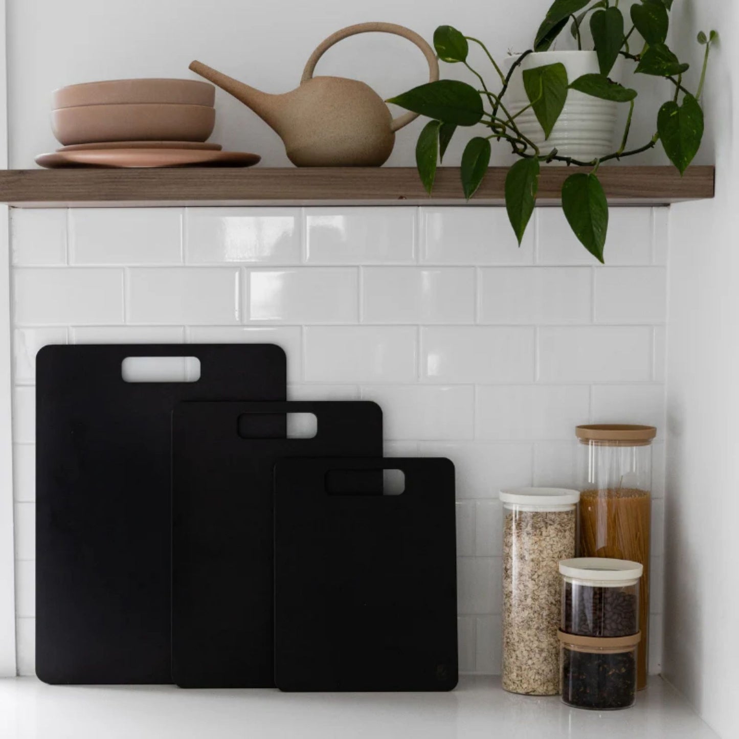 Wood fibre skjærefjøler i fargen Liquorice plassert på kjøkkenbenk