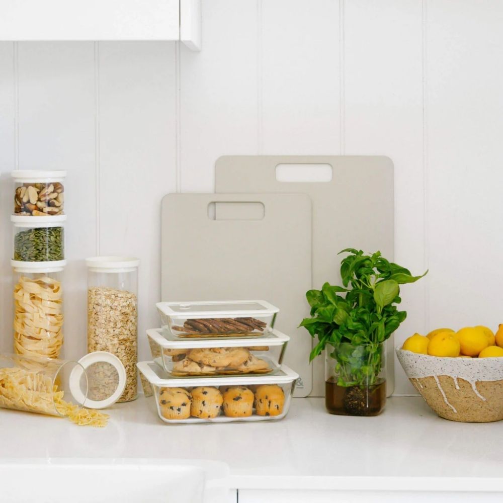 Wood fibre skjærefjøler i fargen Mushroom stående på kjøkkenbenk sammen med oppbevaringsbokser og matvarer.