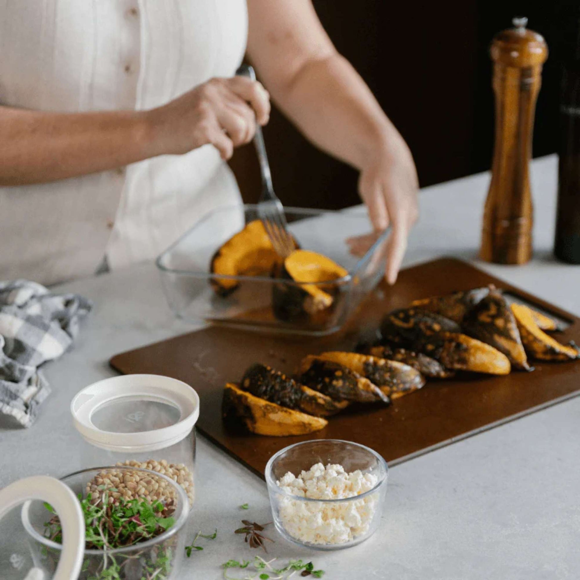 Wood fibre skjærefjøl i fargen Nutmeg brukt til å kutte og forberede grønnsaker på kjøkkenbenk.