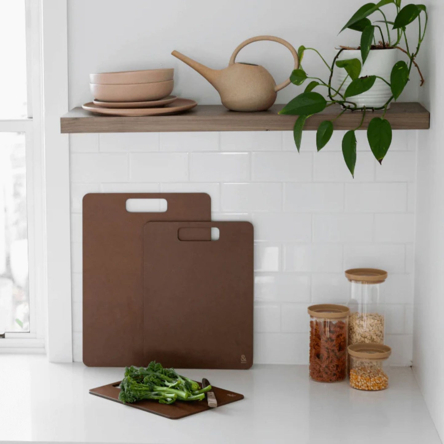 Wood fibre skjærefjøler i fargen Nutmeg plassert på kjøkkenbenk