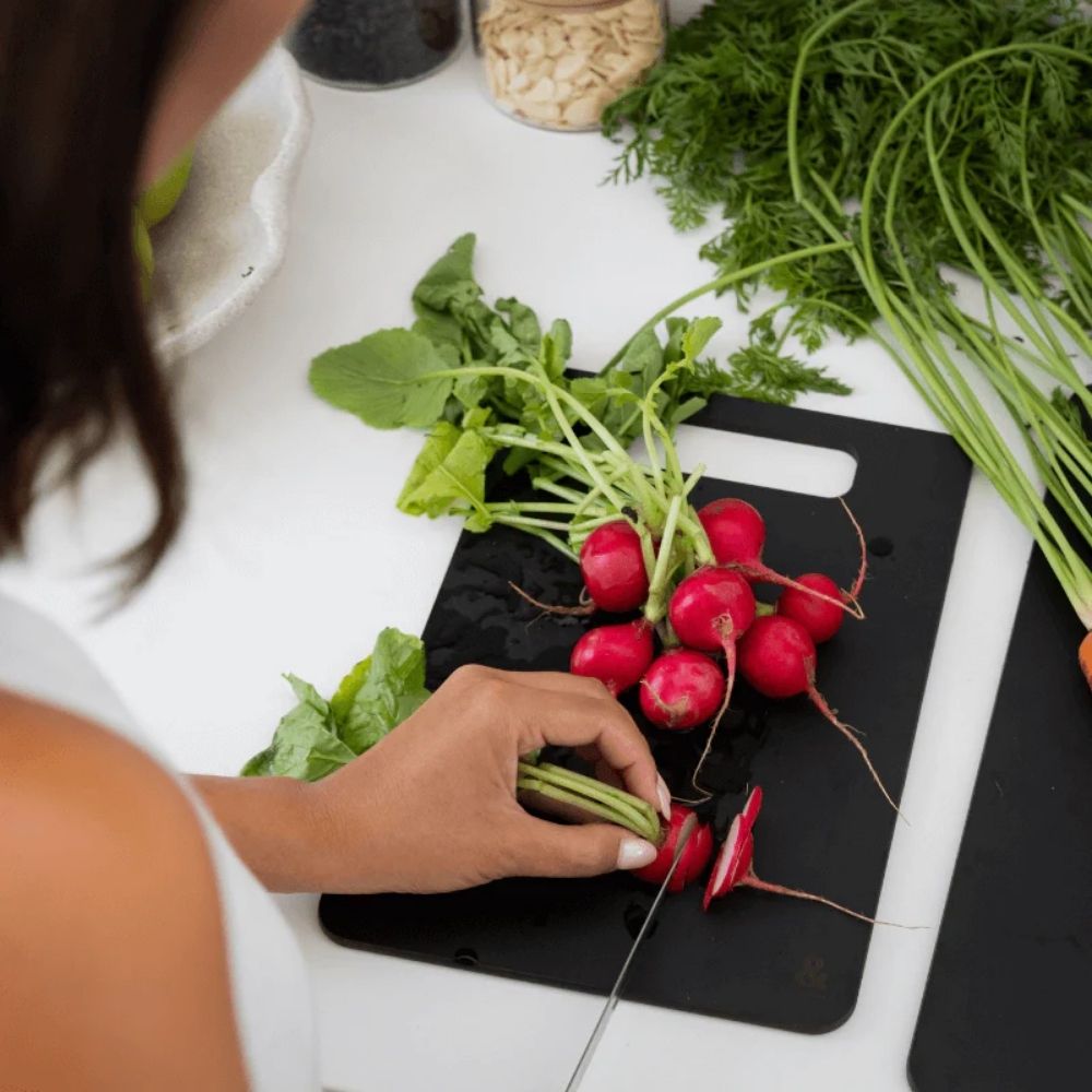 Skjærefjøl i wood fibre fra Seed & Sprout brukt til kutting av reddiker og grønnsaker på kjøkkenet
