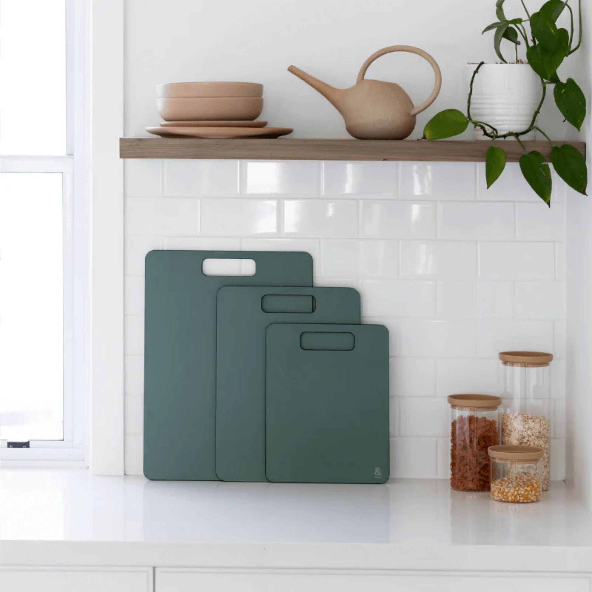 Wood fibre skjærefjøler fra Seed & Sprout i tre størrelser, farge Eucalyptus, plassert på kjøkkenbenk