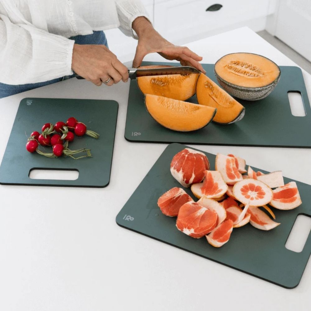 Wood fibre skjærefjøler fra Seed & Sprout brukt til kutting av melon, reddiker og sitrusfrukt på kjøkkenet