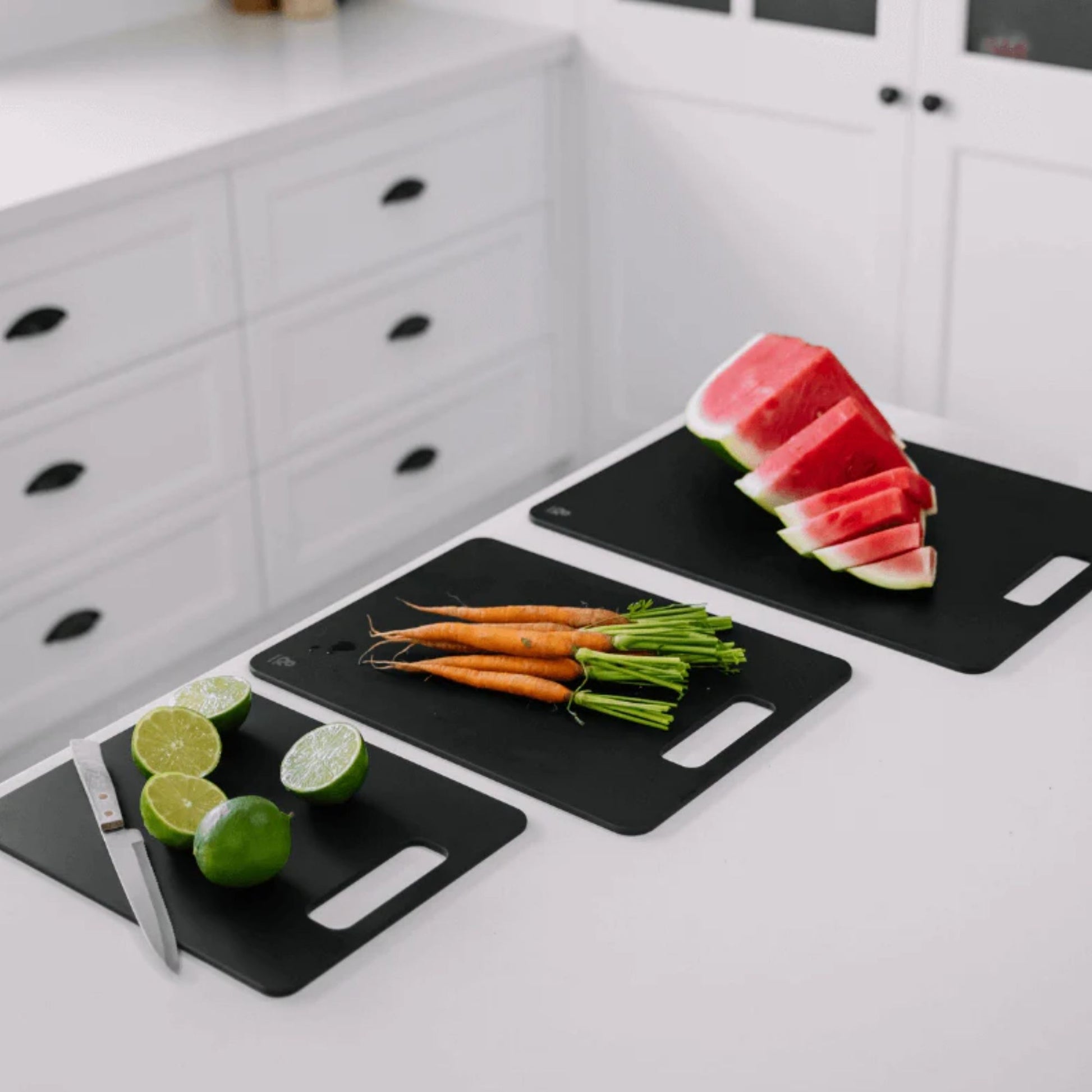 Wood fibre skjærefjøler fra Seed & Sprout i tre størrelser brukt til matforberedelse på kjøkkenbenk