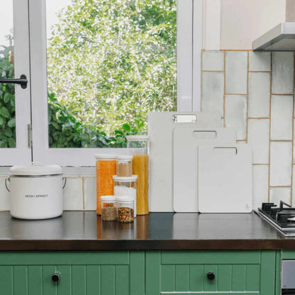 Wood fibre skjærefjøler fra Seed & Sprout i tre størrelser i fargen Mushroom, plassert på kjøkkenbenk