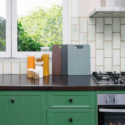 Wood Fibre skjærefjøler i ulike farger plassert på kjøkkenbenk fra Seed & Sprout