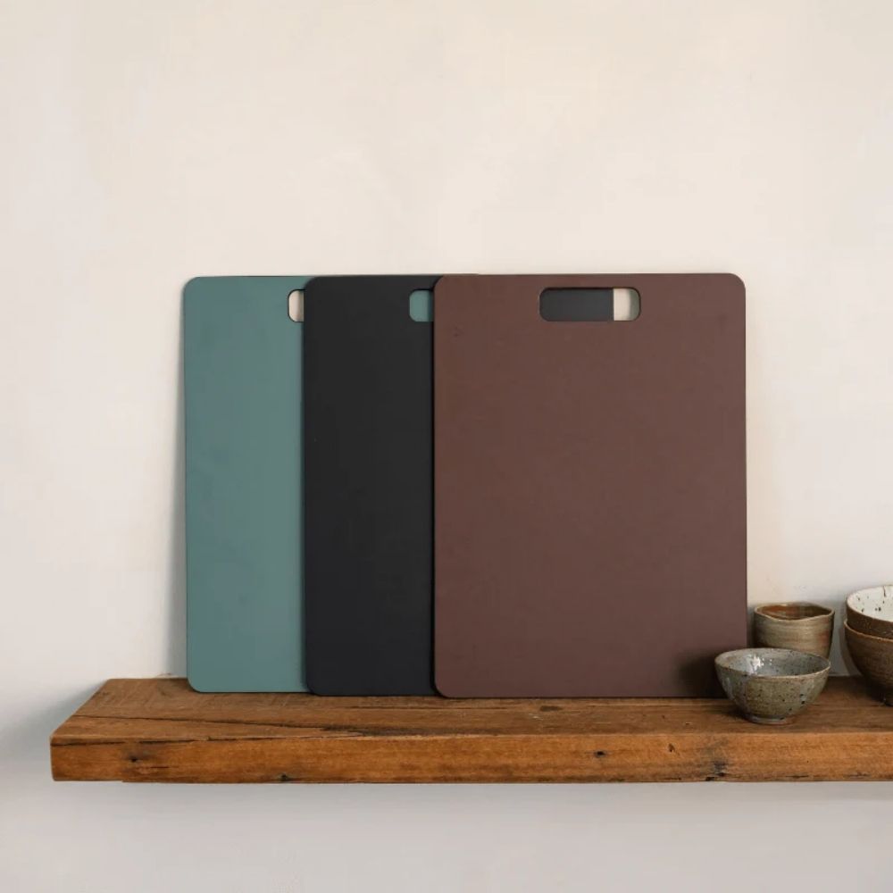 Wood Fibre skjærefjøler i eucalyptus, liquorice og nutmeg plassert på hylle