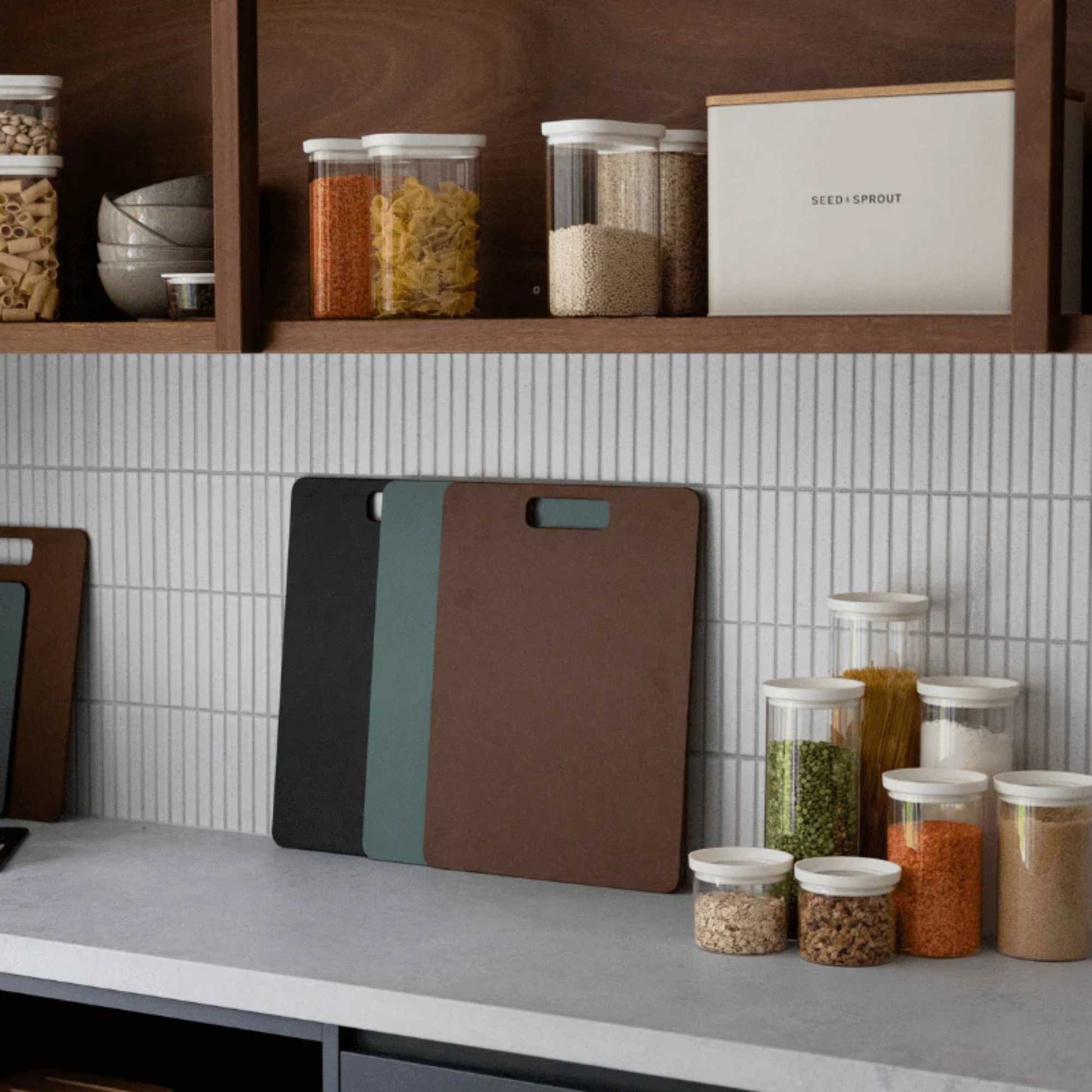 Wood Fibre skjærefjøler i eucalyptus, nutmeg og liquorice plassert på kjøkkenbenk